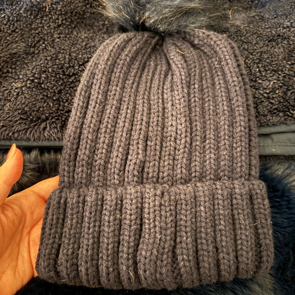 ๐ Navy Poof Beanie with Sacred Heart Symbol - Picture 2 of 6